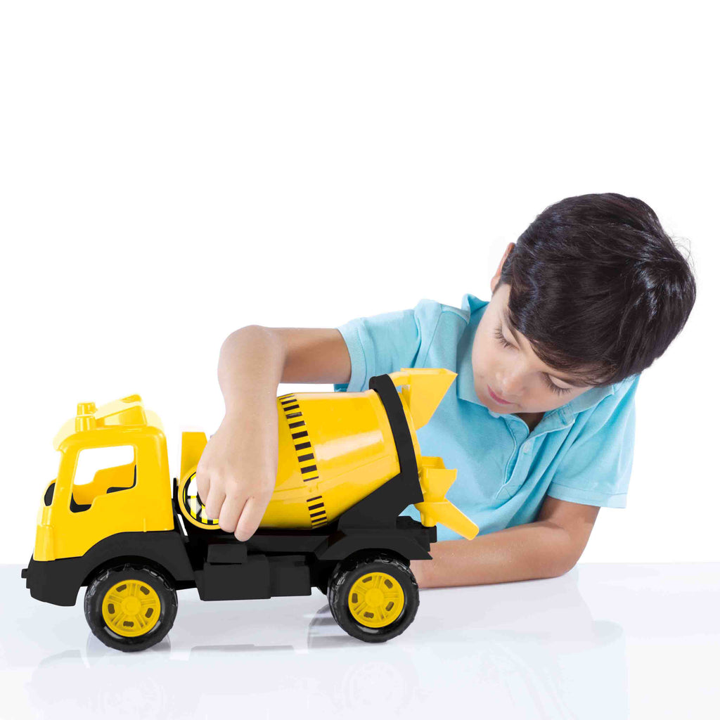 Camion-citerne de ciment plein