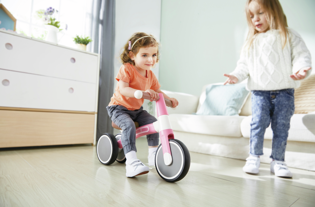 Vélo d’équilibre rose pour toutpetits-HAPE